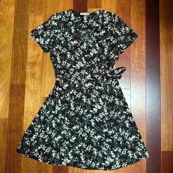 Dex Dresses & Skirts - Dex | Black floral short sleeve wrap  dress size M